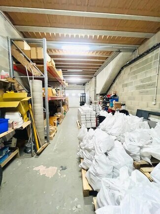 Plus de détails pour Local d'activités à louer