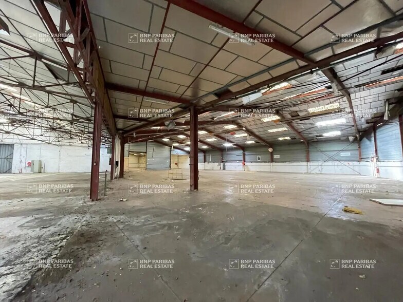 Local d'activités dans Thiverval-Grignon à vendre - Photo de l’immeuble – Image 3 sur 8