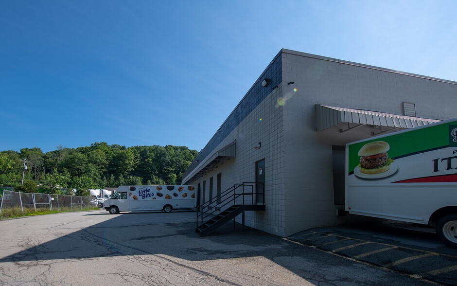 780 Pine Valley Dr, Plum, PA à louer - Photo de l’immeuble – Image 3 sur 5