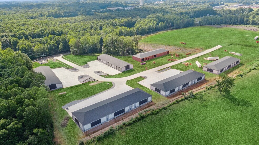 158 Innovation Dr, Statesville, NC à louer - Photo de l’immeuble – Image 2 sur 6