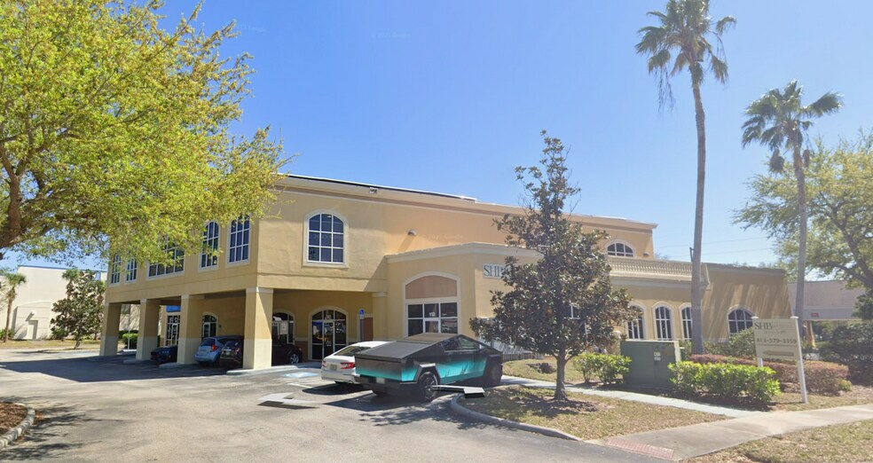 1020 E Brandon Blvd, Brandon, FL à louer - Photo de l’immeuble – Image 1 sur 4