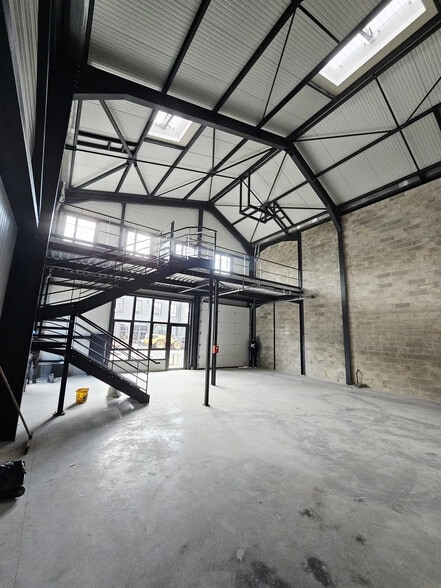 Local d'activités dans Groslay à vendre - Photo de l’immeuble – Image 3 sur 30