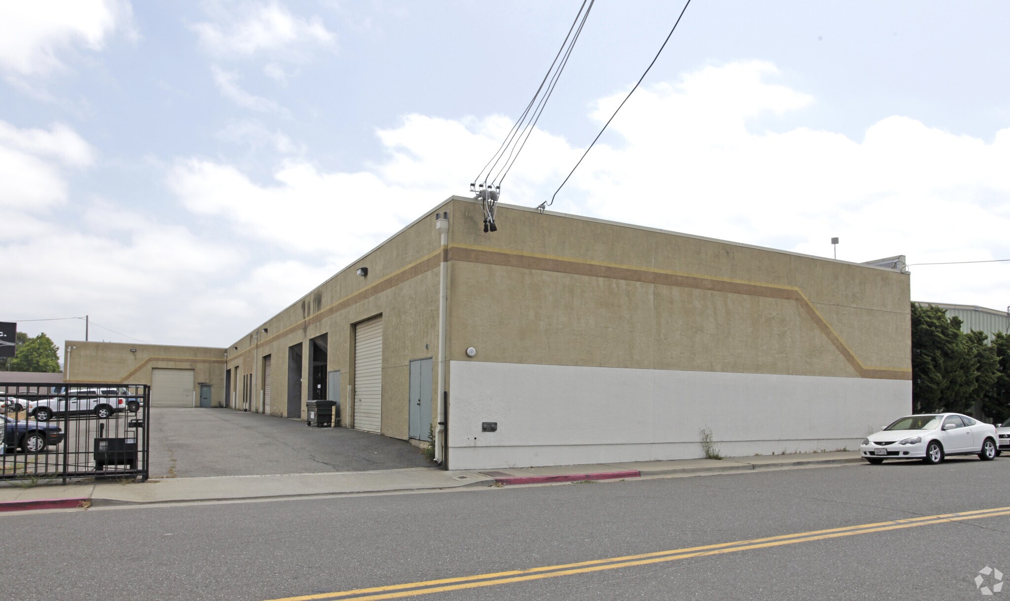 1760-1770 Timothy Dr, San Leandro, CA à louer Photo principale– Image 1 sur 7