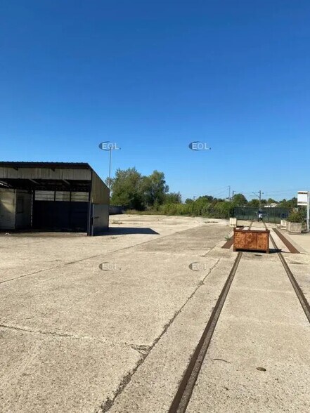 Local d'activités dans Trilport à vendre - Photo de l’immeuble – Image 2 sur 7