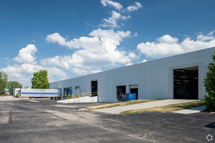 620 Spirit of St. Louis Blvd, Chesterfield, MO à louer - Photo de l’immeuble – Image 2 sur 4