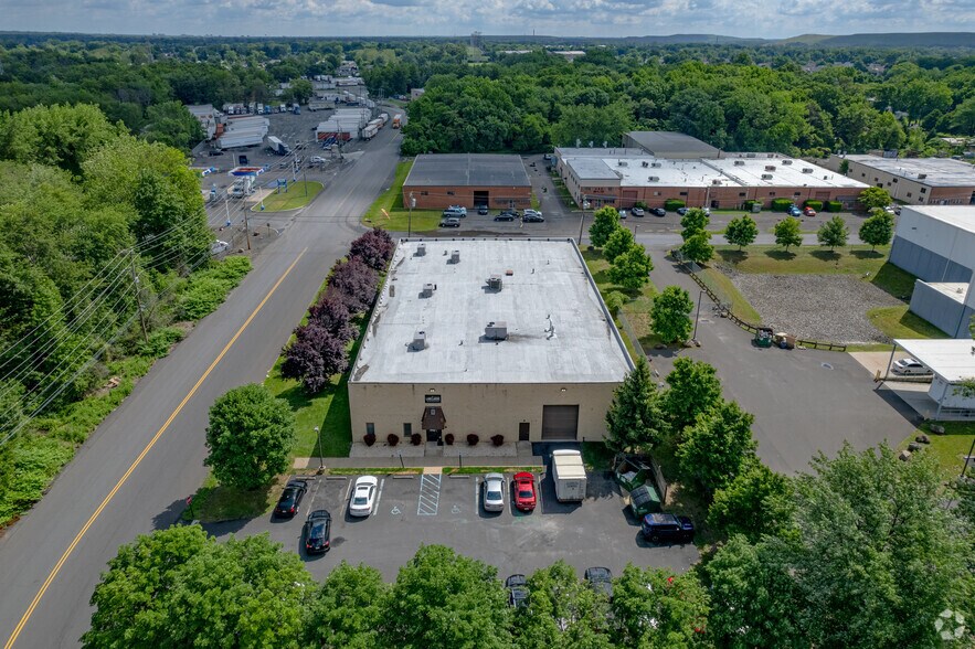 51 Runway Dr, Levittown, PA à louer - Photo de l’immeuble – Image 2 sur 5