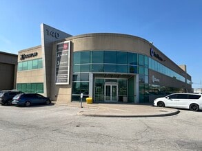 2555 Ouellette Av, Windsor, ON à louer Photo de l’immeuble– Image 1 sur 4