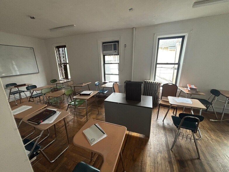 860 E 27th St, Brooklyn, NY à vendre - Photo de l’immeuble – Image 2 sur 10