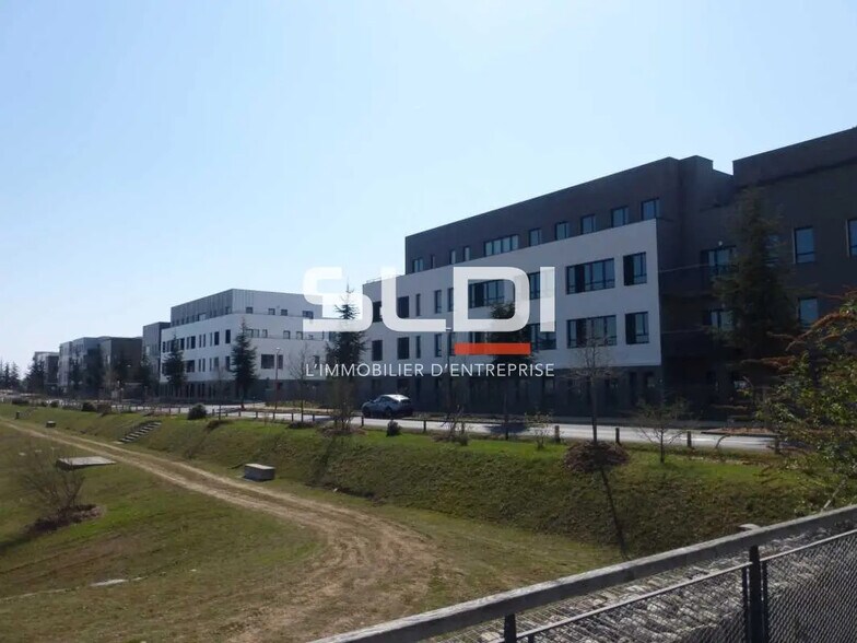 8 Rue Joseph Nicephore Niepce, Genas à louer - Photo de l’immeuble – Image 3 sur 7