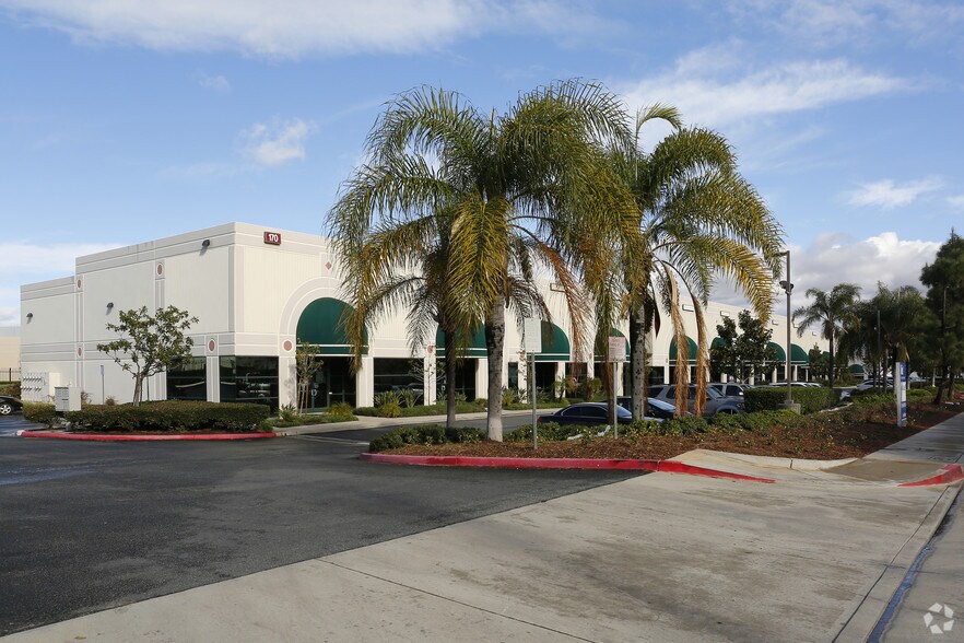 170 N Maple St, Corona, CA à vendre - Photo de l’immeuble – Image 3 sur 6