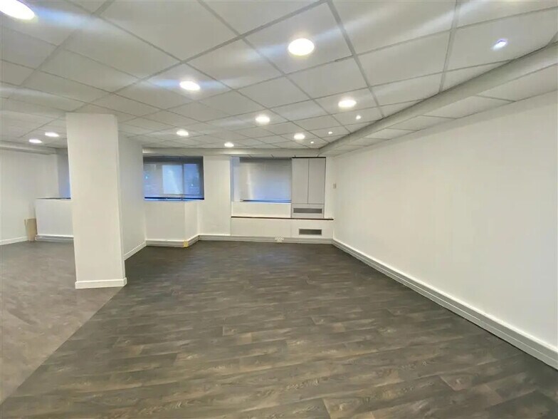 Local commercial dans La Garenne-Colombes à louer - Photo de l’immeuble – Image 3 sur 9