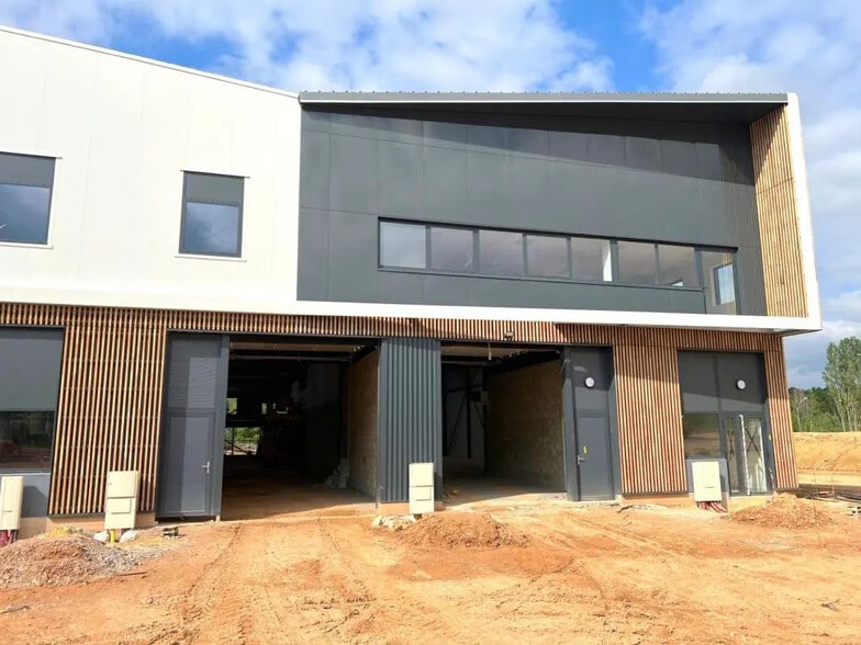 Local d'activités dans Plaisir à vendre - Photo de l’immeuble – Image 1 sur 13