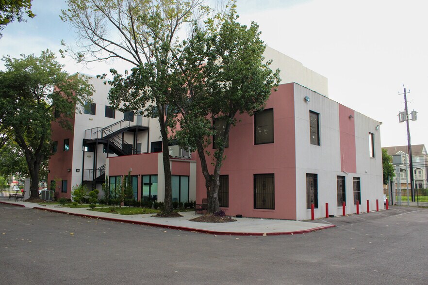 1710 W 25th St, Houston, TX à louer - Photo de l’immeuble – Image 2 sur 37