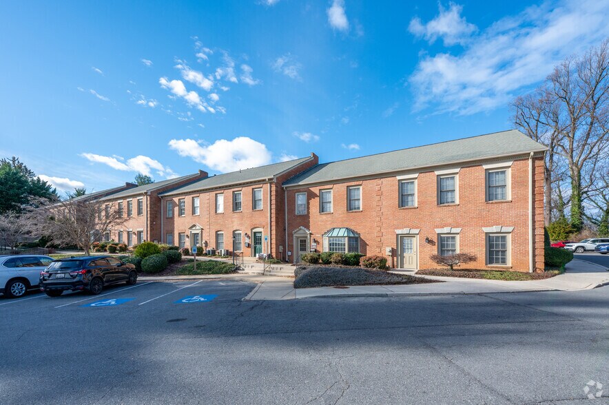 5602-5654 Shields Dr, Bethesda, MD à louer - Photo de l’immeuble – Image 1 sur 26