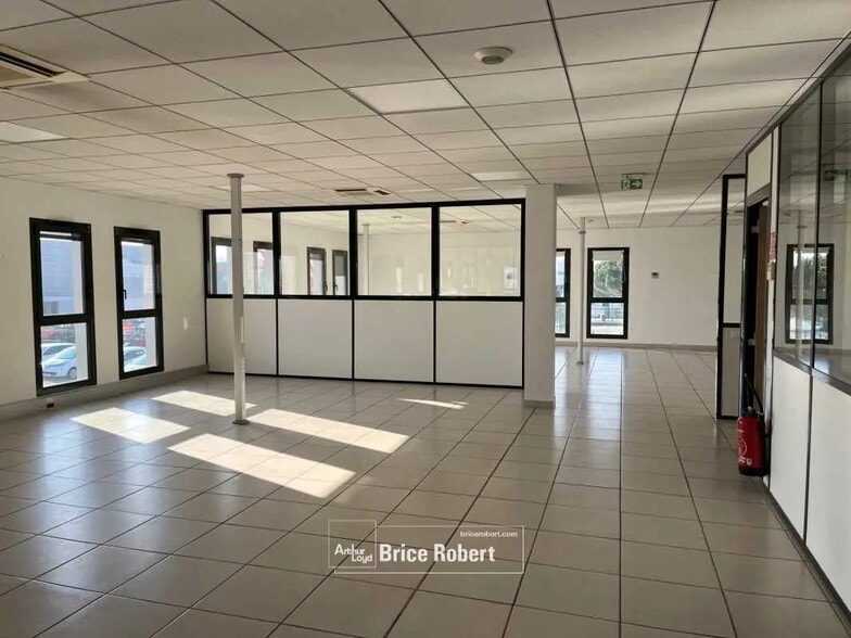 Local d’activités dans Saint-Priest à louer - Photo intérieure – Image 3 sur 8