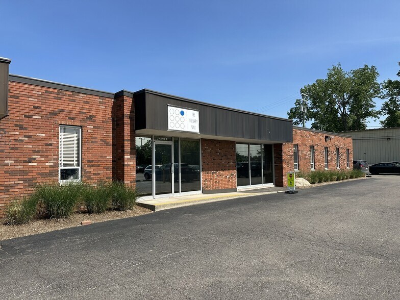 30903 W 10 Mile Rd, Farmington Hills, MI à louer - Photo principale – Image 2 sur 7