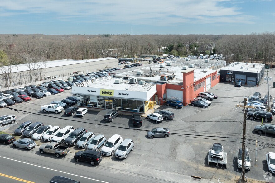 390 Middle Country Rd, Smithtown, NY à louer - Photo de l’immeuble – Image 1 sur 9