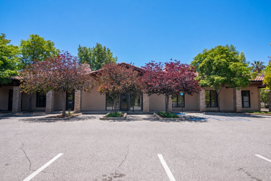 1233 Brookside Ave, Redlands, CA à vendre - Photo de l’immeuble – Image 2 sur 17