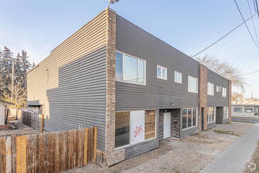 11902 127th Av NW, Edmonton, AB à vendre - Photo principale – Image 1 sur 11