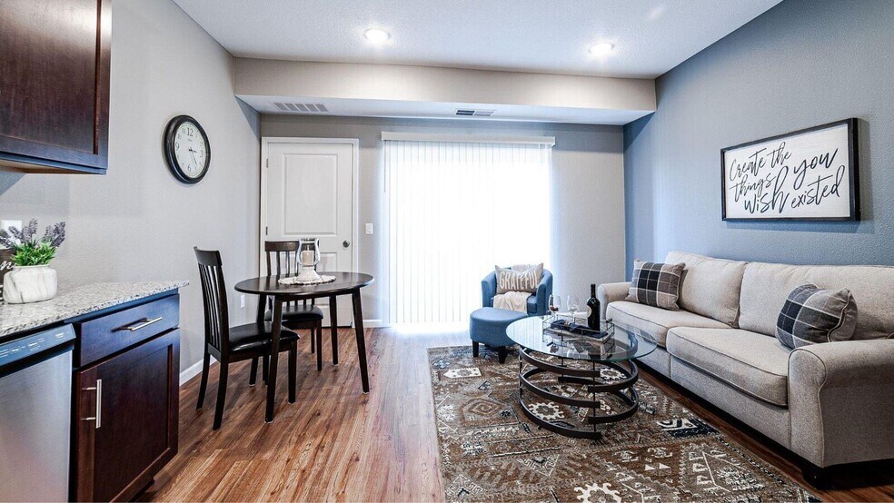 1081 SW Fourth St, Forest Lake, MN à louer - Photo de l’immeuble – Image 2 sur 35