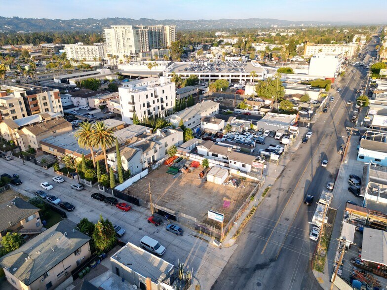 11208 Burbank Blvd, North Hollywood, CA à vendre - Photo de l’immeuble – Image 2 sur 8
