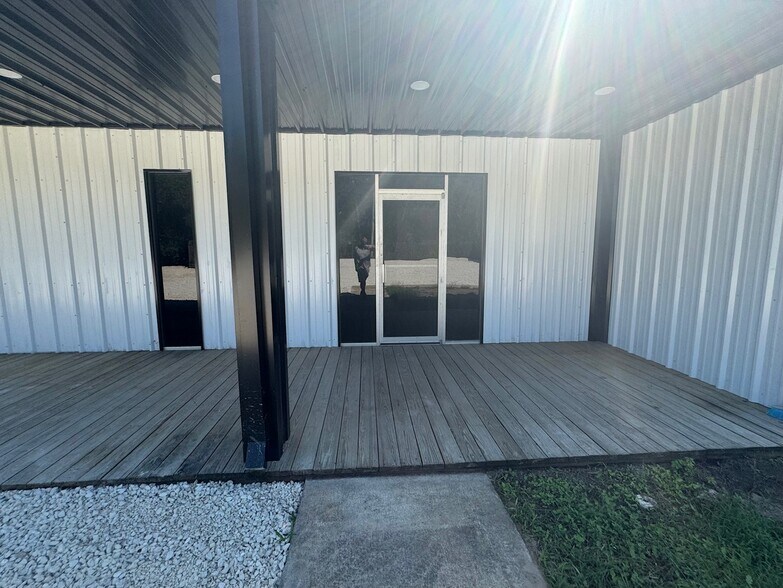 736 Garcitas Creek Rd, Inez, TX à louer - Photo de l’immeuble – Image 3 sur 13