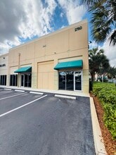 2750 Glades Cir, Weston, FL à louer Photo de l’immeuble– Image 1 sur 8