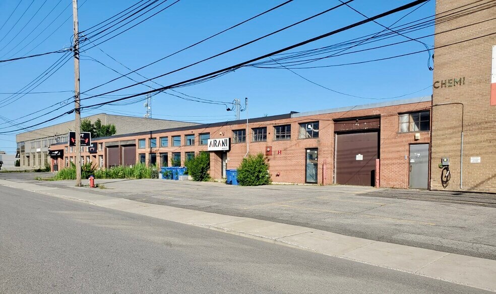 5579-5581 Rue Paré, Mt Royal, QC à louer - Photo de l’immeuble – Image 1 sur 4