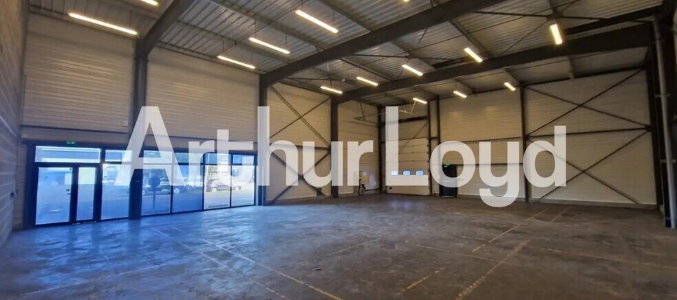 Local d’activités dans Fleury-sur-Orne à louer - Photo de l’immeuble – Image 1 sur 4