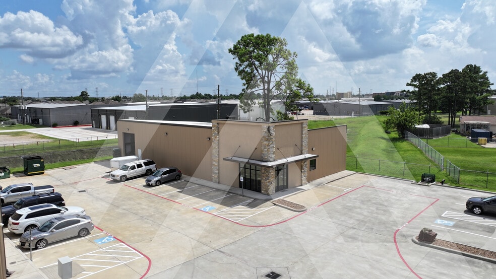 8460 N Sam Houston Pky W, Houston, TX à louer - Photo de l’immeuble – Image 2 sur 13