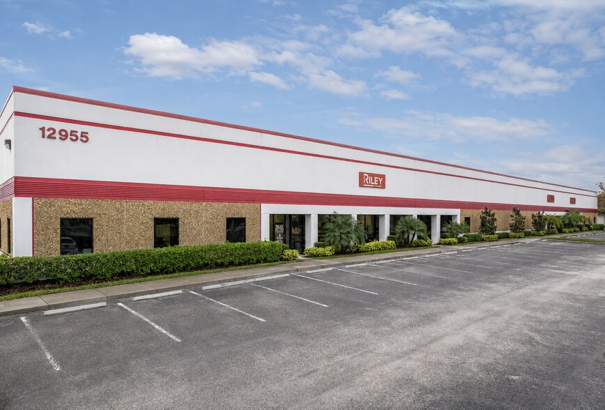 12955 Starkey Rd, Largo, FL à louer - Photo de l’immeuble – Image 1 sur 12