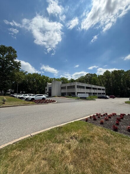 225 Gordons Corner Rd, Manalapan Township, NJ à louer - Photo de l’immeuble – Image 2 sur 32