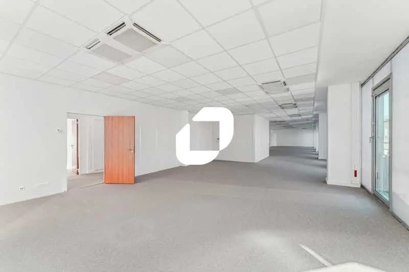 Bureau dans Saint-Denis à louer - Photo de l’immeuble – Image 2 sur 14