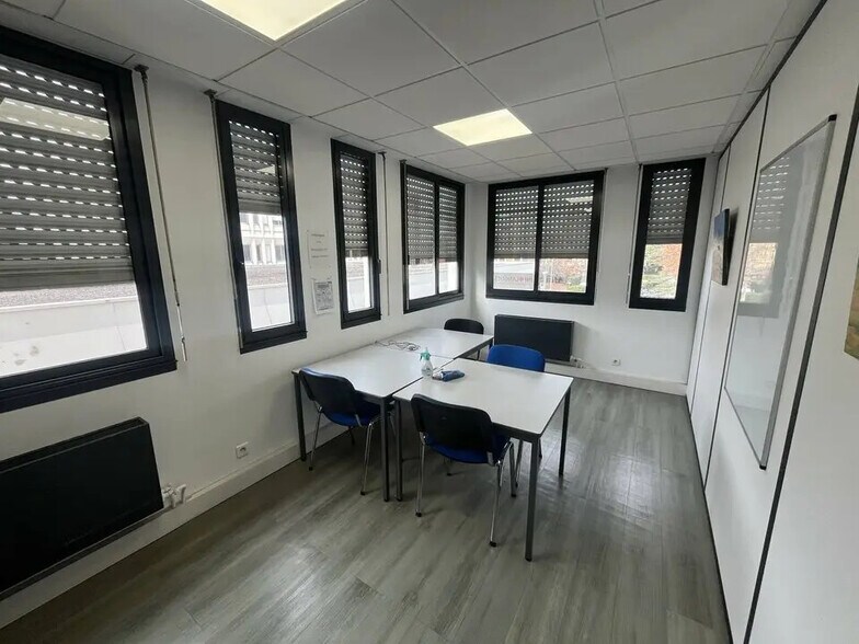 80 Rue Charles Duchesne, Aix-en-Provence à louer - Photo de l’immeuble – Image 3 sur 11