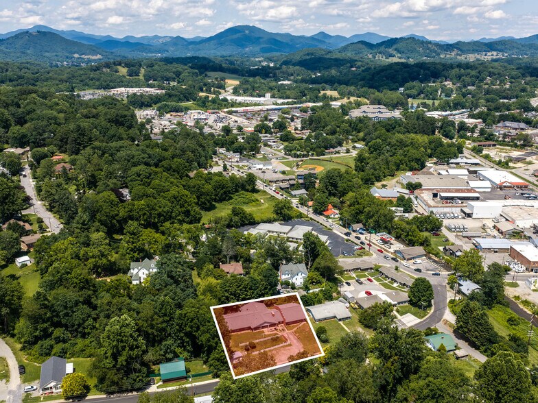 84 Chestnut Park Dr, Waynesville, NC à vendre - Photo de l’immeuble – Image 2 sur 37