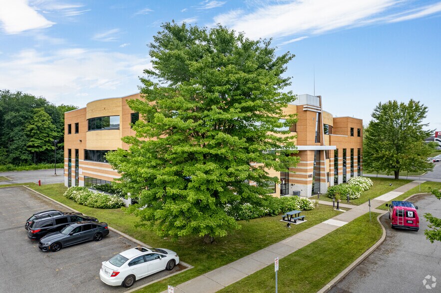 440 Boul Armand-Frappier, Laval, QC à louer - Photo principale – Image 1 sur 3