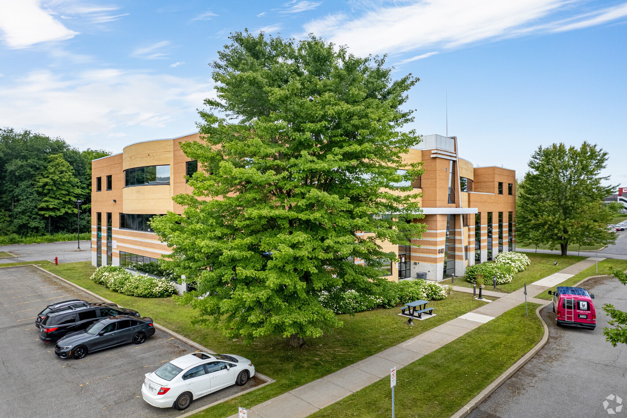 440 Boul Armand-Frappier, Laval, QC à louer Photo principale– Image 1 sur 4