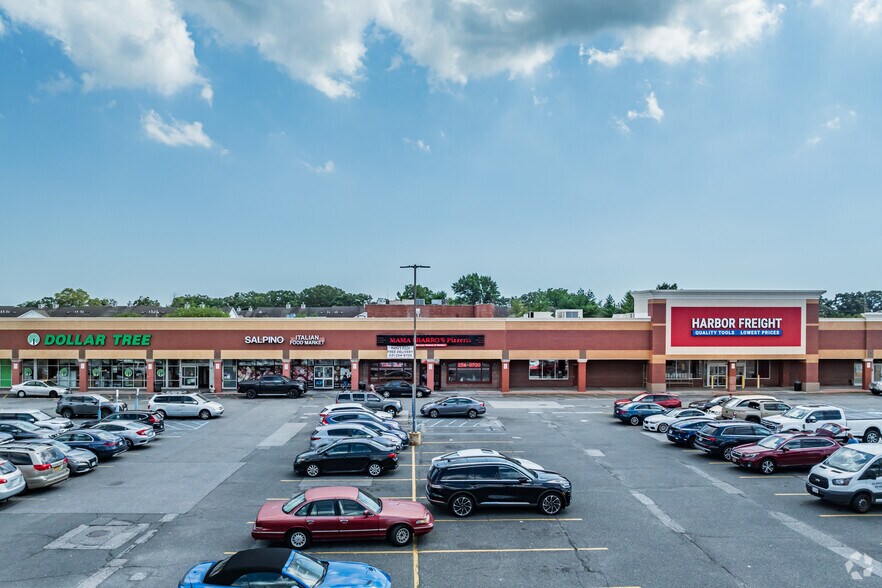 20-74 Deer Park Ave, North Babylon, NY à louer - Photo de l’immeuble – Image 3 sur 4
