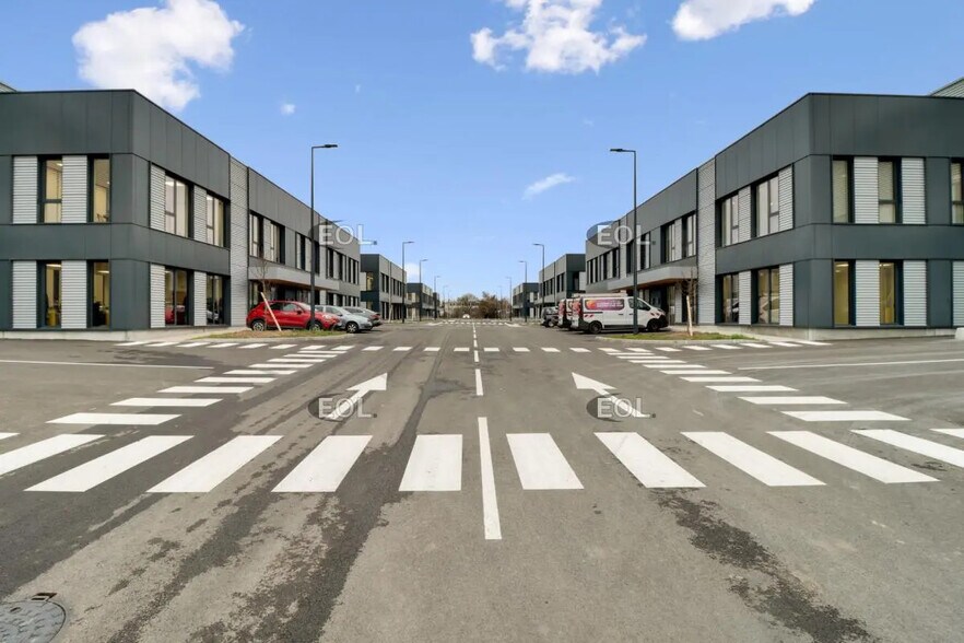 Local d’activités dans Le Bourget à louer - Photo de l’immeuble – Image 2 sur 19