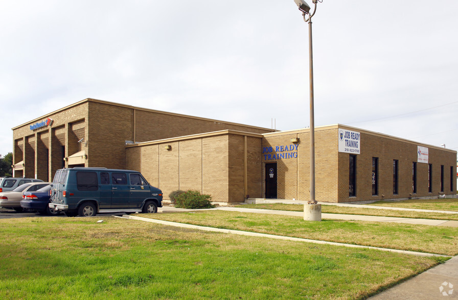 111 Rayburn Dr, San Antonio, TX à louer - Photo de l’immeuble – Image 2 sur 5