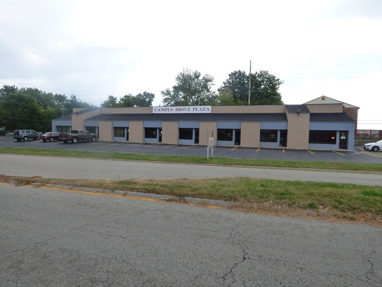 2040-2052 Campus Dr, Saint Charles, MO à louer - Photo de l’immeuble – Image 1 sur 9