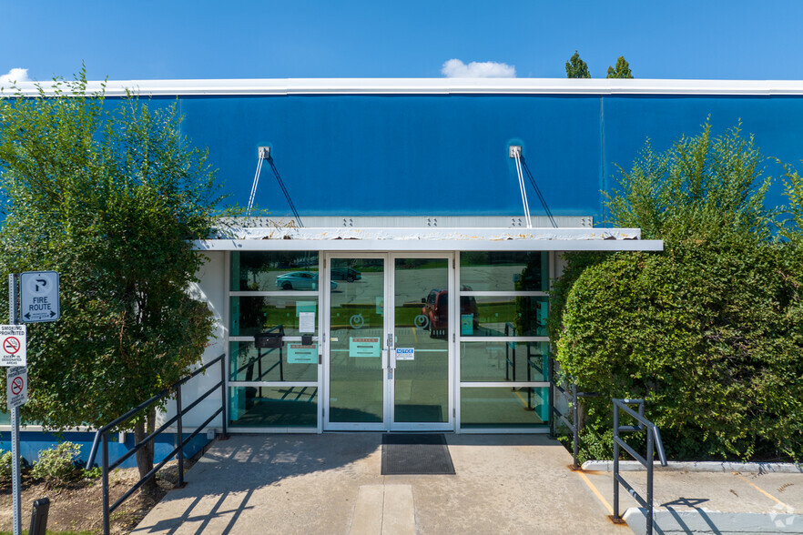 251 Attwell Dr, Toronto, ON à vendre - Photo de l’immeuble – Image 3 sur 3
