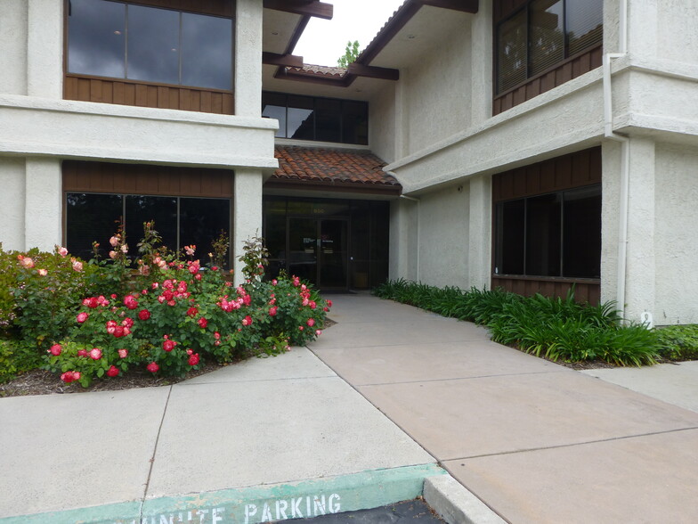 Central Westlake Village-  Abundant parking, Westlake Village, CA à louer - Photo de l’immeuble – Image 2 sur 4