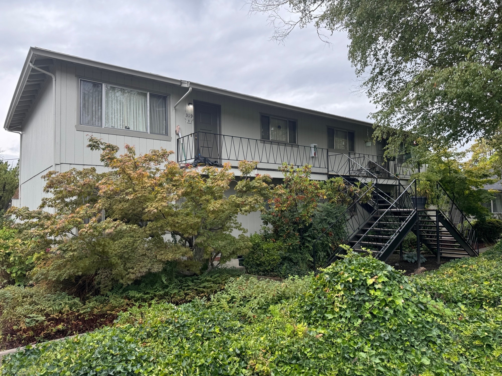 305 NE C St, Grants Pass, OR à vendre Photo principale– Image 1 sur 10