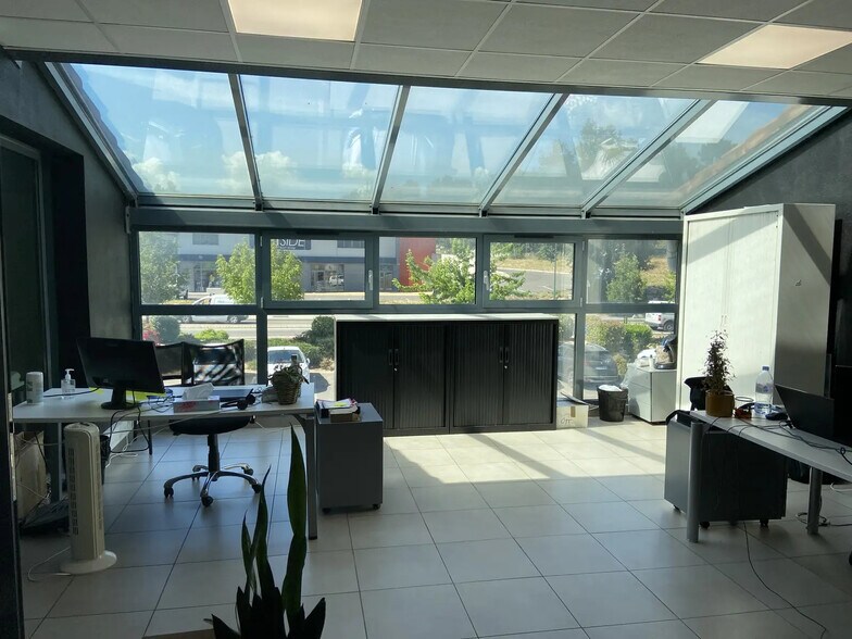 Bureau dans Le Tholonet à vendre - Photo de l’immeuble – Image 3 sur 3