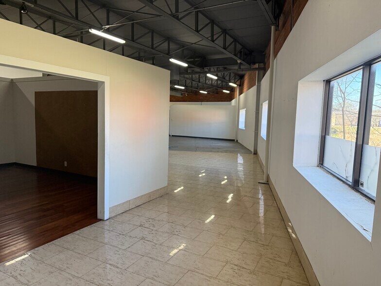 2124 Farrington St, Dallas, TX à louer - Photo de l’immeuble – Image 3 sur 5