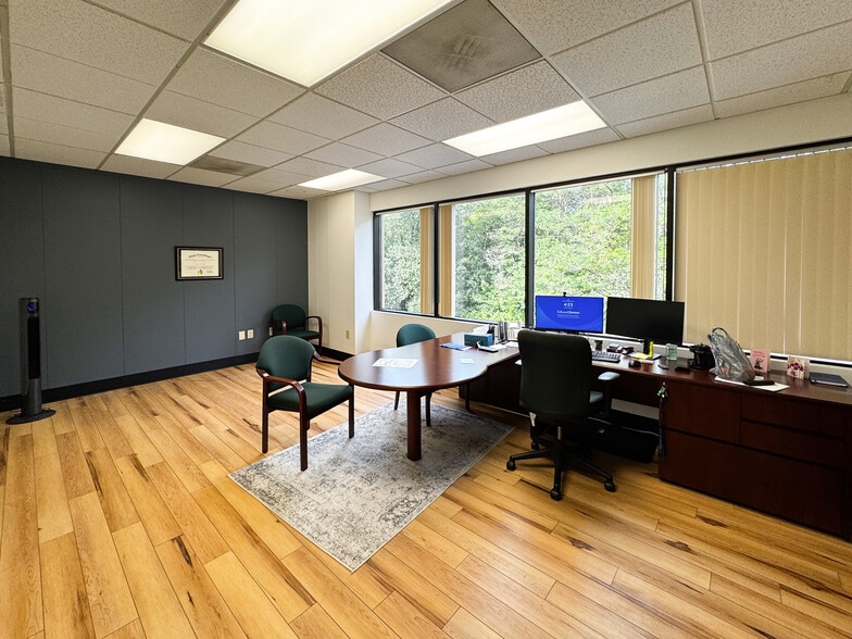 101 Conner Dr, Chapel Hill, NC à vendre - Photo de l’immeuble – Image 2 sur 7
