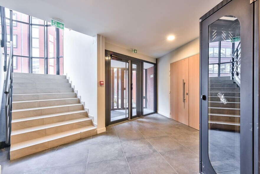 1 Rue James Joule, Guyancourt à louer - Hall d’entrée – Image 2 sur 12
