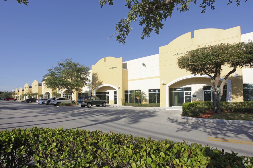 1701-1745 Banks Rd, Margate, FL à louer - Photo de l’immeuble – Image 2 sur 5