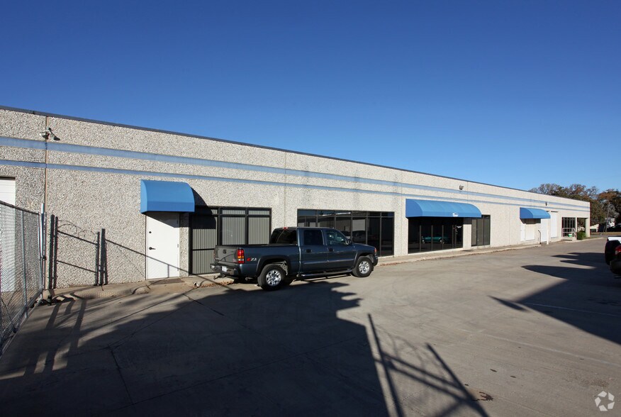 2530 Glenda Ln, Dallas, TX à louer - Photo de l’immeuble – Image 2 sur 3